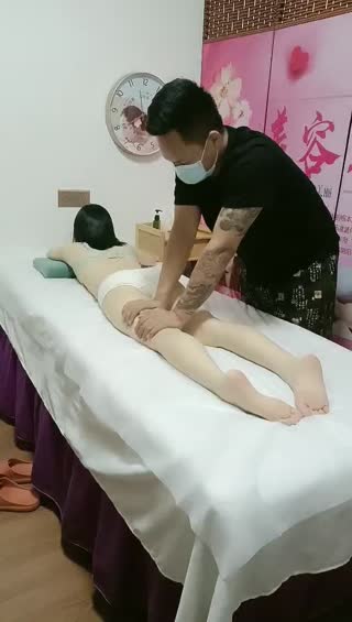 爱装纯的骚女人按摩店享受小哥的特殊服务